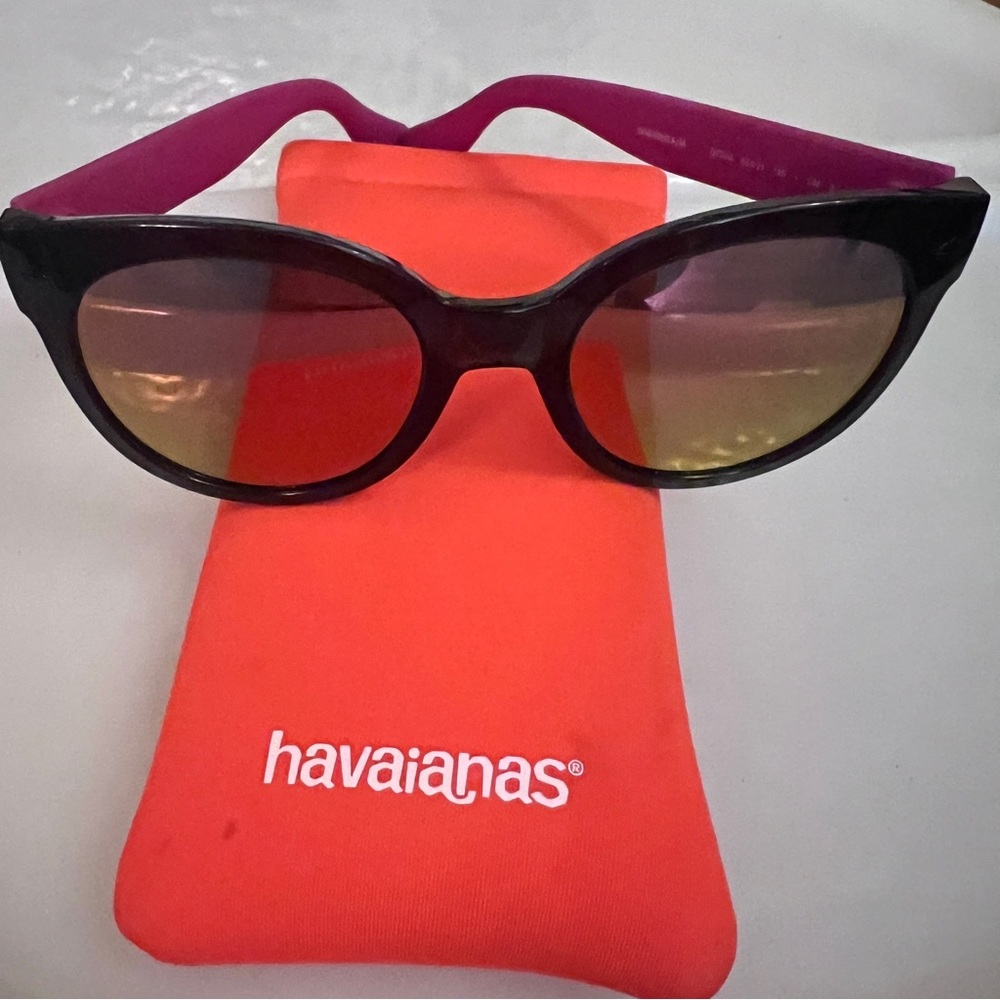 HAVAIANAS Sunglasses. Black frame pink arms vibrant lenses. Orange neoprene case